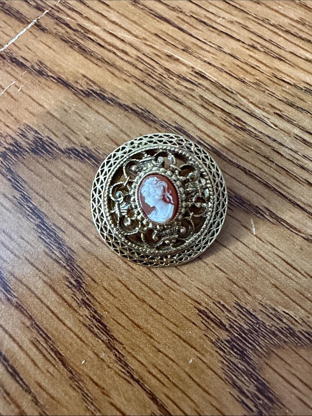Gold Cameo Brooch Pin - Vintage-Inspired Womenโs Jewelry